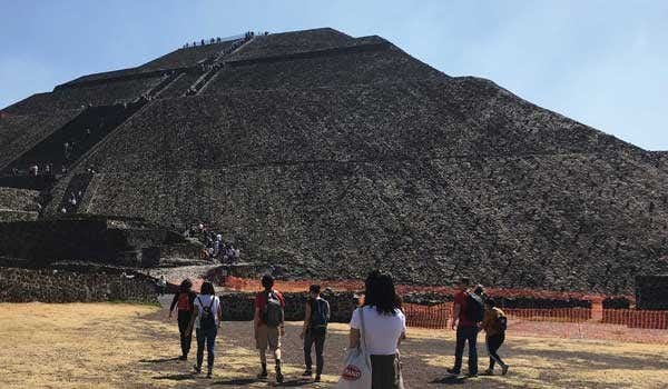 grupo excursión pirámides Teotihuacán