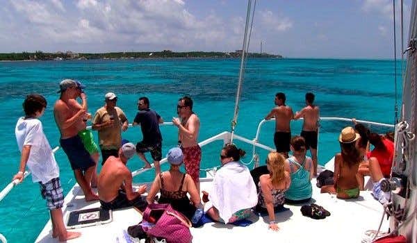 grupo en catamarán a isla mujeres
