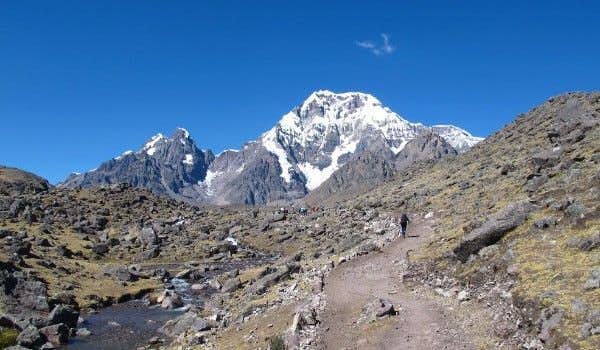 vistas de montañas andinas desde el Campamento Yana