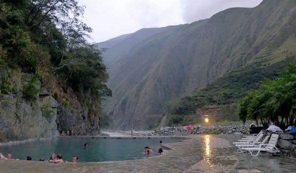 turistas disfrutando de las aguas termales de Cocalmayo en peru