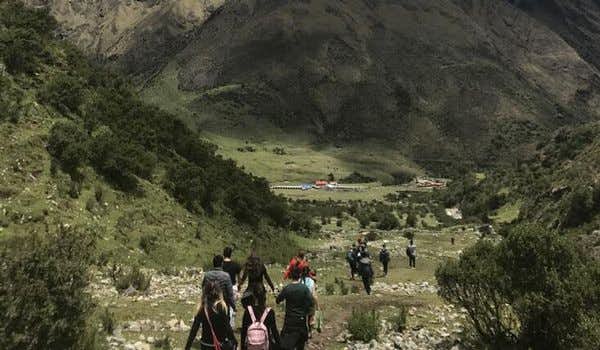Viajeros caminando en Perú