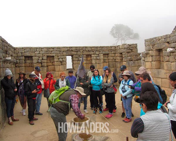 Guía turístico mostrando a los viajeros algunos de los secretos del Machu Picchu