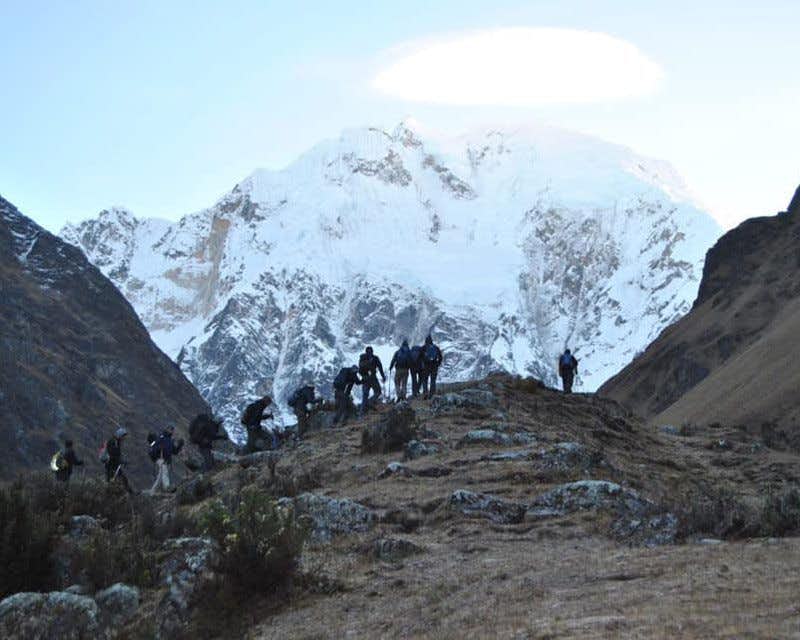 grupo caminando por las montañas en el salkantay