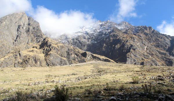 valle entre montañas de los alpes en el trekking salkantay