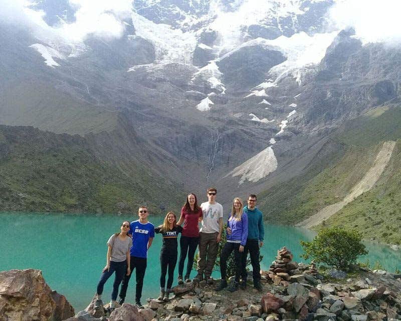 Grupo de excursionistas por el salkantay trek a Machu Picchu