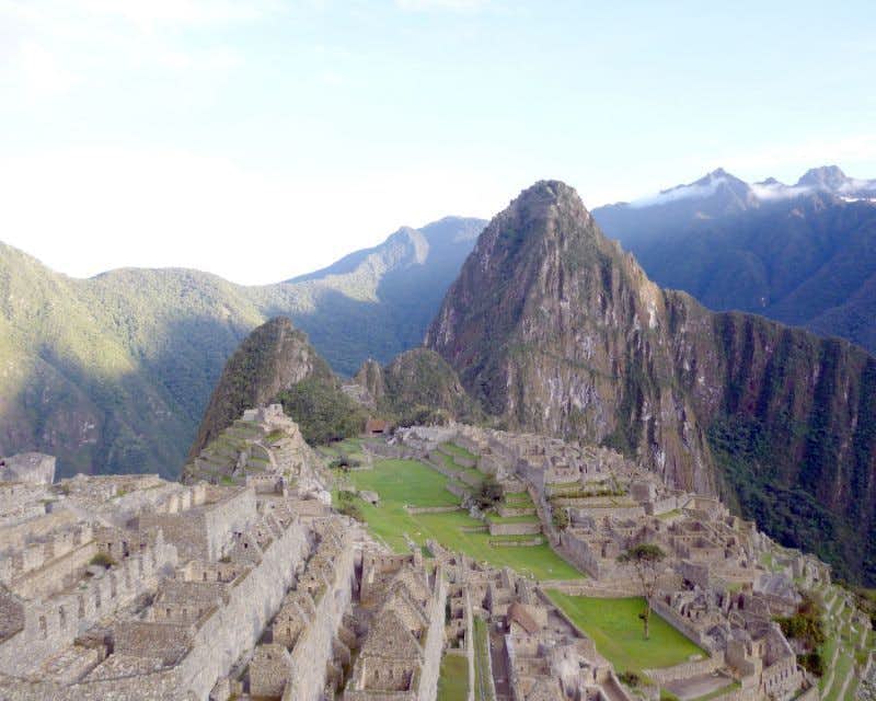 Vistas a la ciudad de Machu Picchu desde montaña por el camino del Salkantay