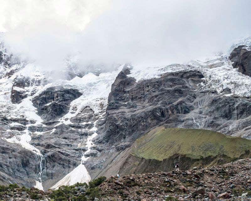 montaña nevada con varios glaciares en el salkantay trek