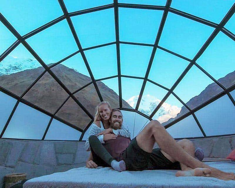 dos personas en un iglú en la ruta salkantay a Machu Picchu