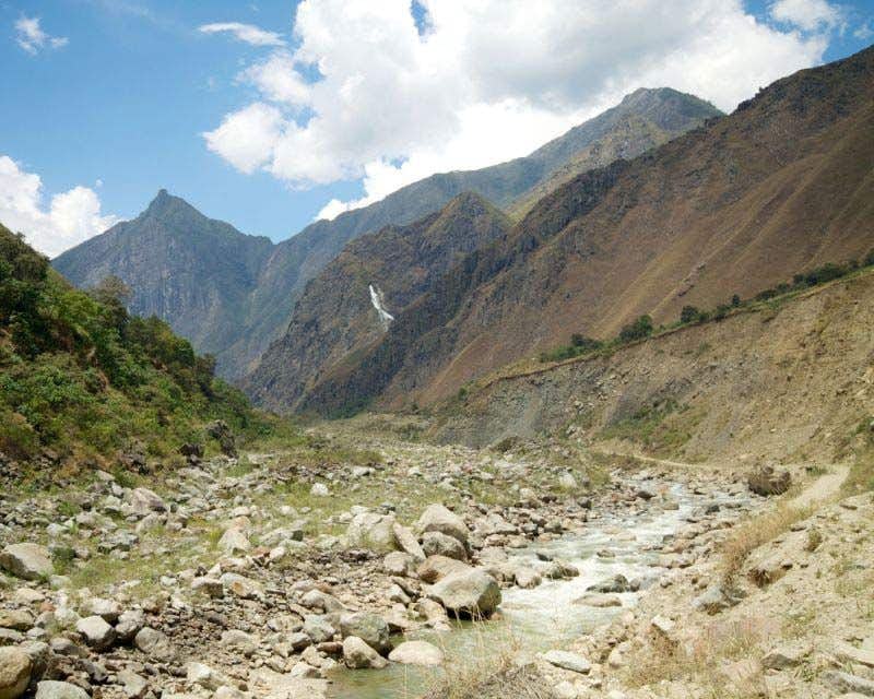 Vistas a un valle con montañas de fondo en el Salkantay trek