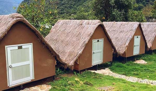 cabañas de madera andinas en el campamento de chaullay