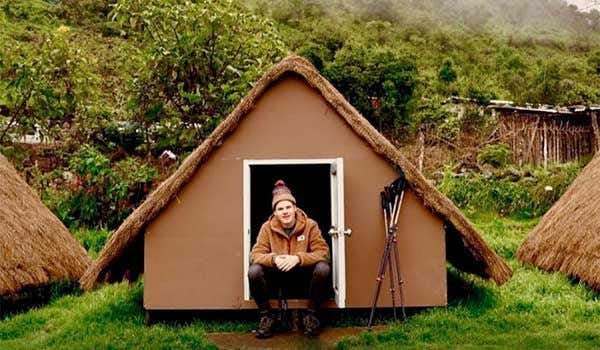 chico dentro de una cabaña en el campamento andino de chaullay