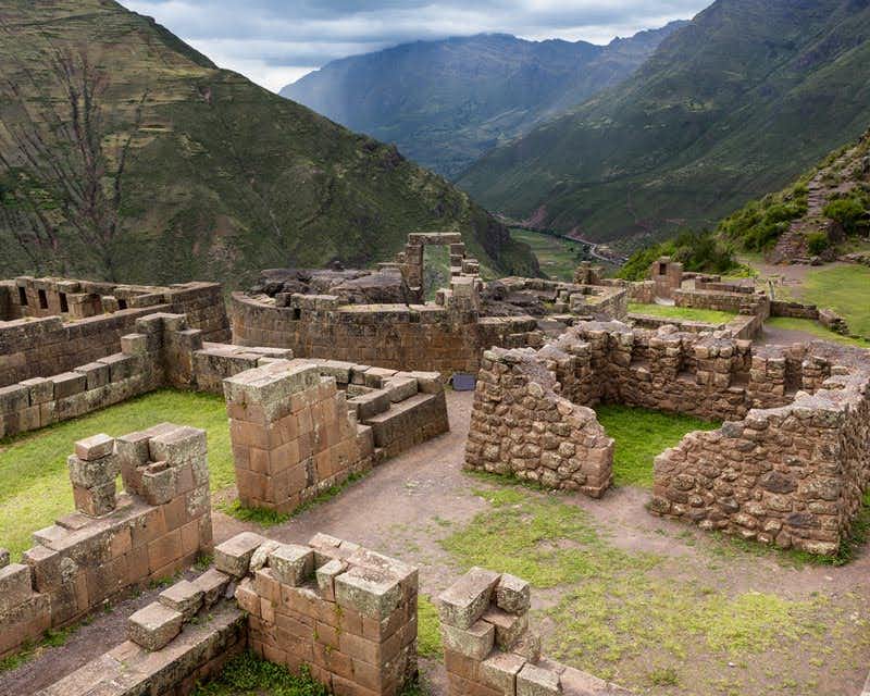 Restos de las ruinas dentro del Parque Arqueológico de Pisac en el viaje a Machu Picchu