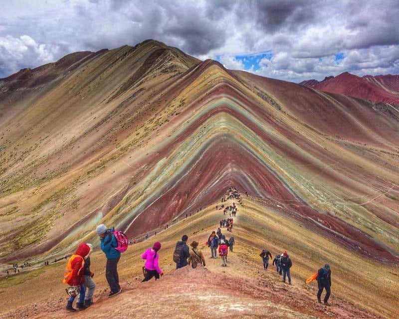 Viajeros en la montaña de  7 colores