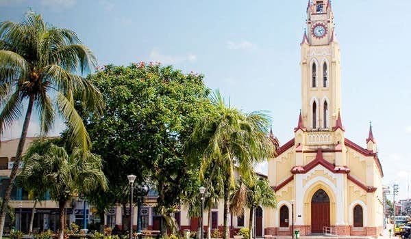 iglesia en plaza en el tour por la selva de iquitos