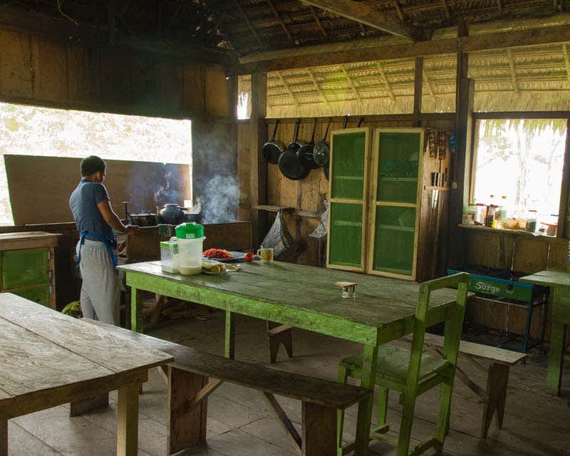 cocina del lodge en la selva de iquitos