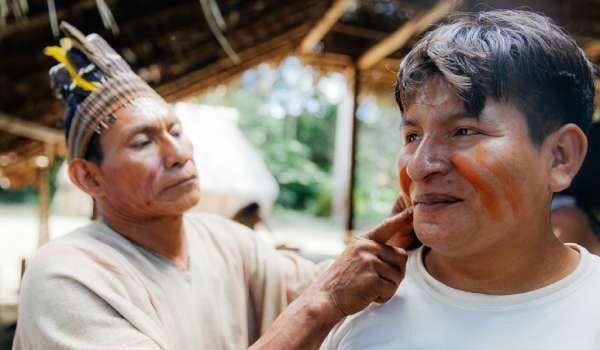 pintando las caras en el campamento shiringuero