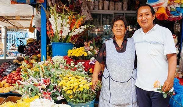 vendedores de flores en el mercado tradicional de puerto maldonado