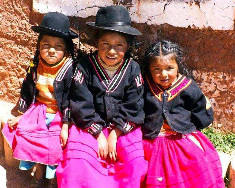 Niñas con ropa tradicional de Titicaca