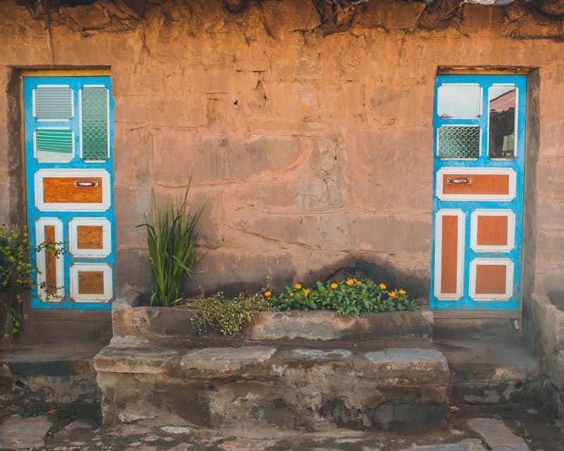 puertas de casas de la Isla Taquile