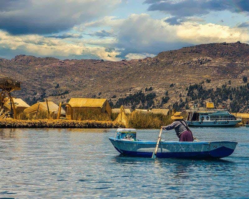 Barca en el lago Titicaca