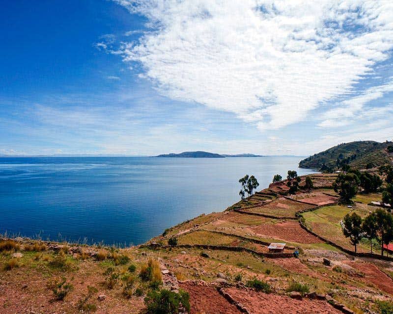 Paisaje isla Taquile y lago Titicaca