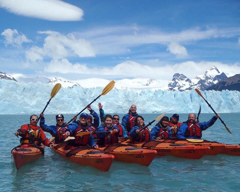 groupe en faisant du kayak au perito moreno