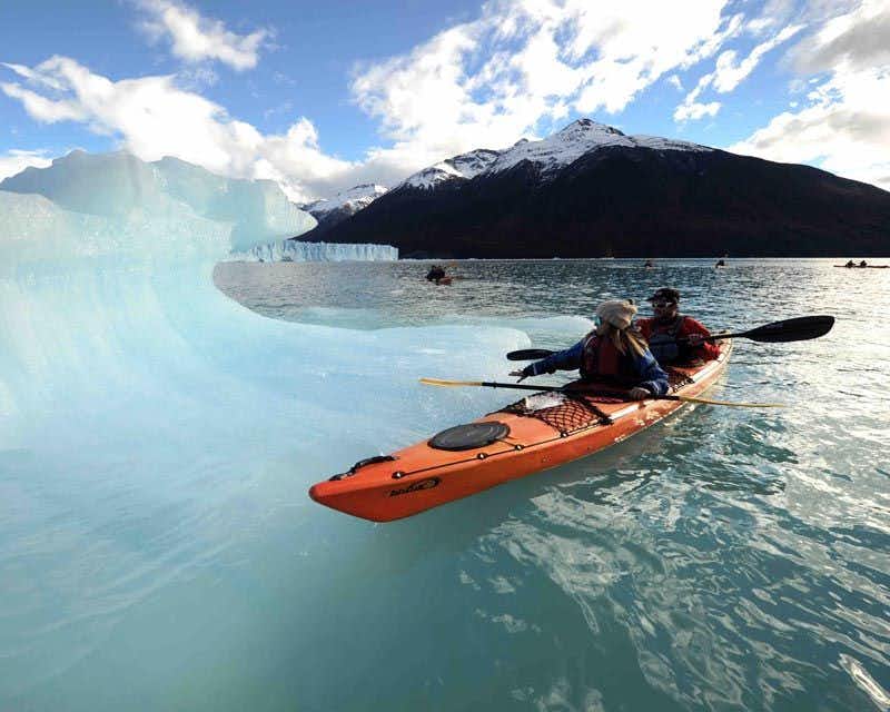 couple en faisant du kayak au perito moreno