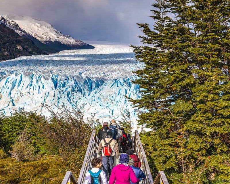 touristes accédant au glacier perito moreno par les passerelles