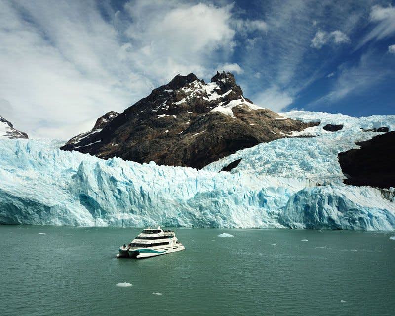 bateau naviguant devant le glacier spegazzini