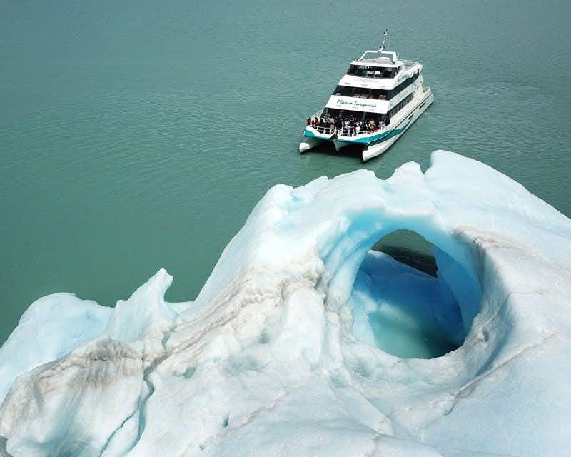 bateau derrière le glacier upsala