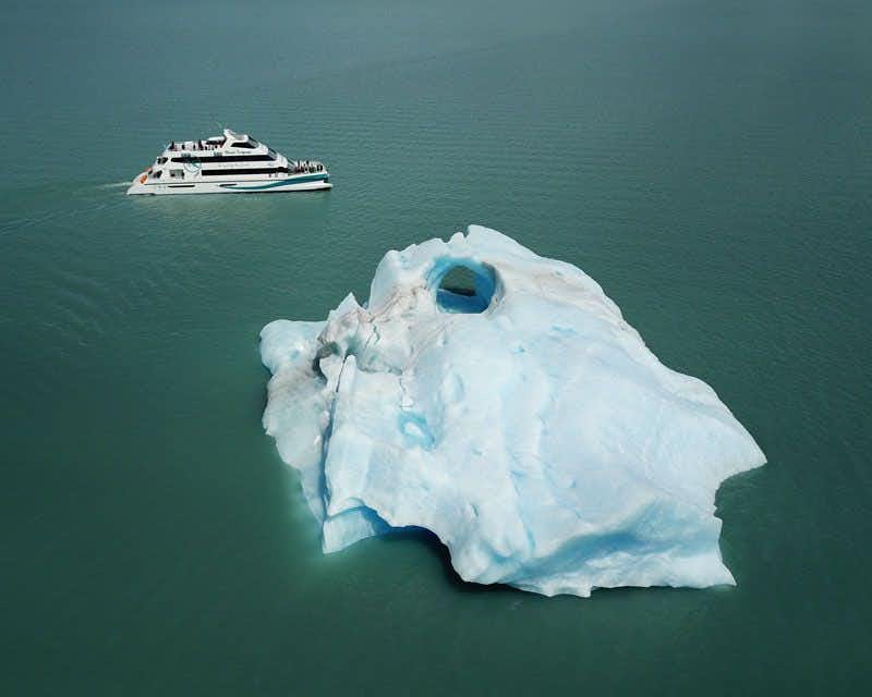 bateau naviguant à côté du glacier upsala