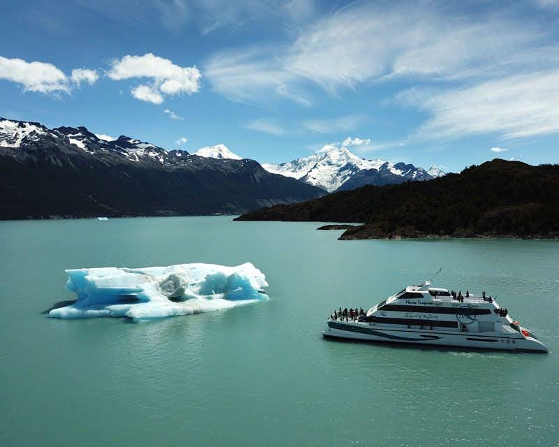 bateau naviguant face au glacier upsala