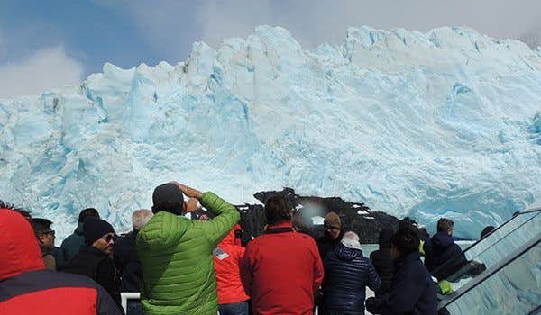 groupe photographiant le glacier upsala