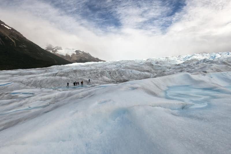 Groupe en déplacement sur la glace du glacier Perito Moreno