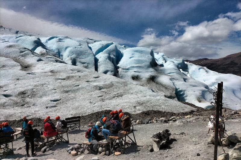 un groupe met des crampons sur la glace Perito Moreno