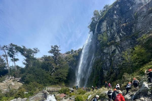 Randonnée en groupe vers les chutes d'eau de Perito Moreno