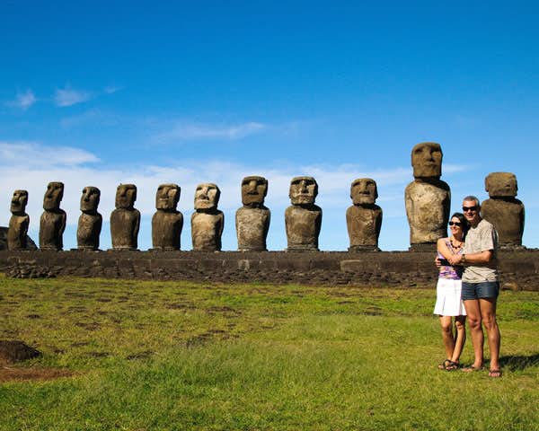 couple devant les moai ile de paques lors du voyage a l ile de paques