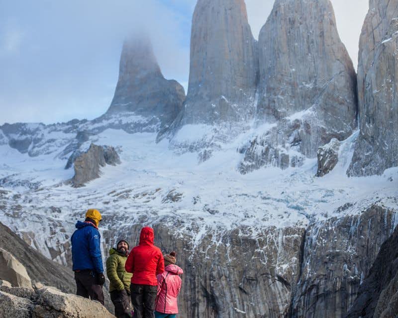 personnes au mirador de la base du parc national des torres del paine en hiver