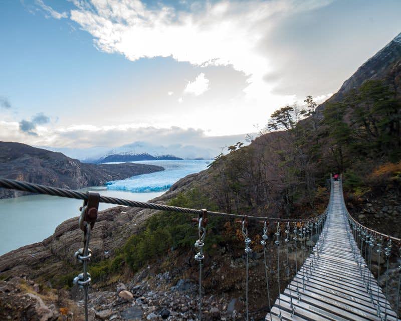 pont suspendu et sentier sur le glacier Grey dans le parc national Torres del Paine