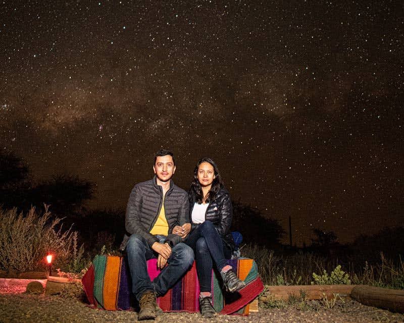 couple assis profitant des étoiles