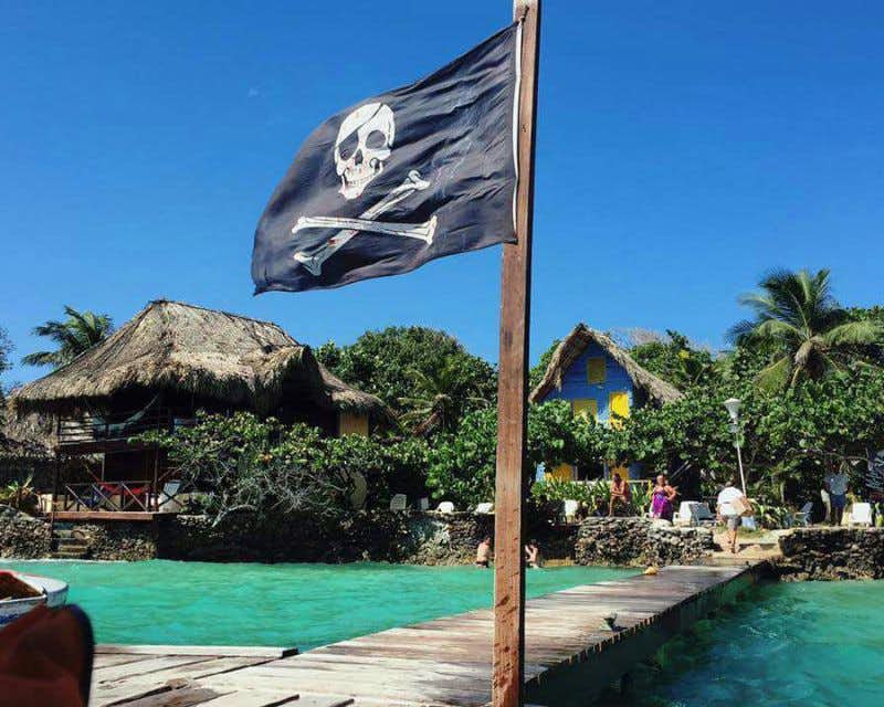 drapeau pirate sur le isla pirata cartagena colombia
