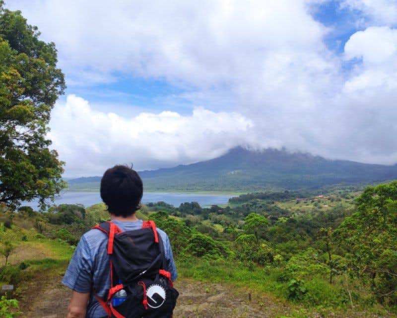 Voyageur Howladers vues panoramiques du lac de la fortuna et du volcan arenal