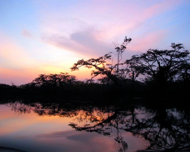 coucher de soleil sur la rivière a la reserva de cuyabeno