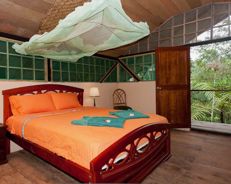 chambre avec un lit double dans la reserva de cuyabeno