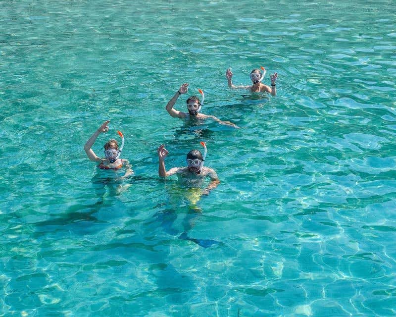 quatre personnes faisant du snorkeling sur une plage de Majorque