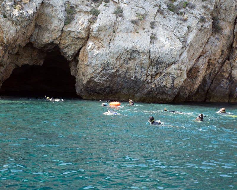 un groupe de plongeurs qui entre dans une grotte marine à mallorca