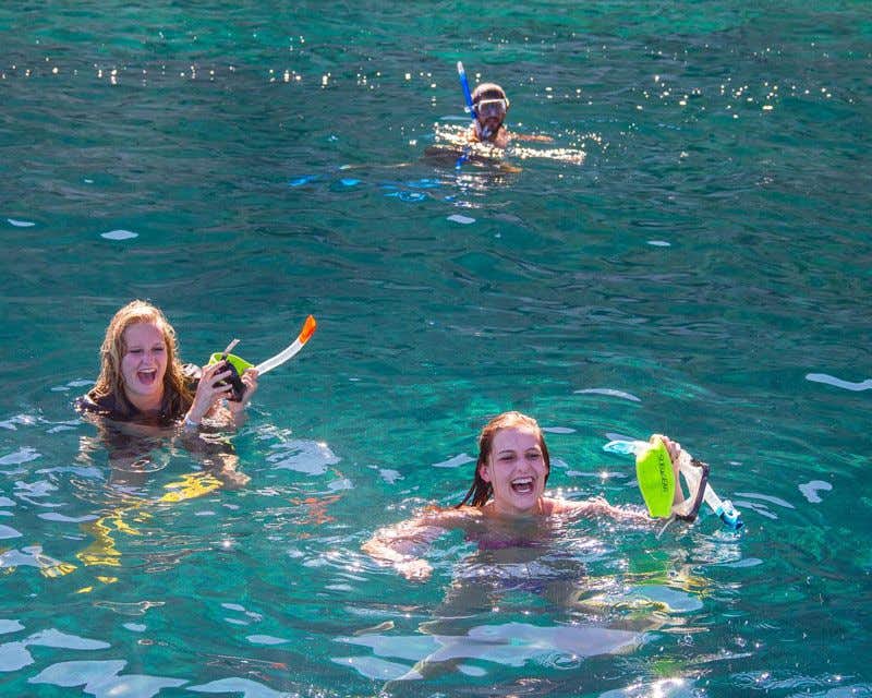 deux filles hors de l'eau lors d'une séance de snorkeling à palma de mallorca