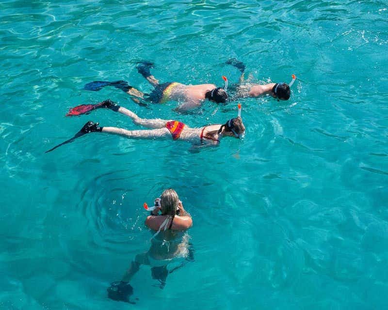4 personnes plongeant dans la mer Méditerranée