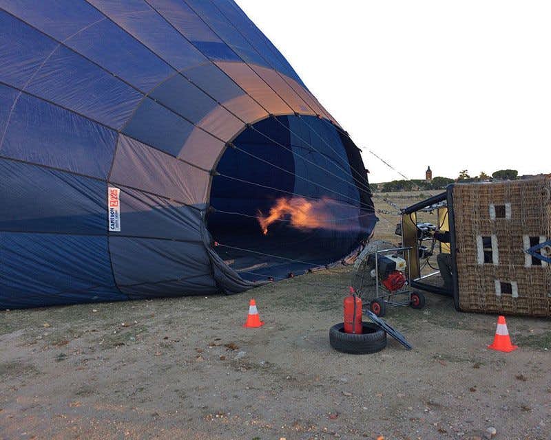 préparation au décollage vol en montgolfière