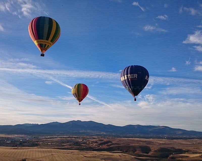 trois montgolfières survolant Tolède